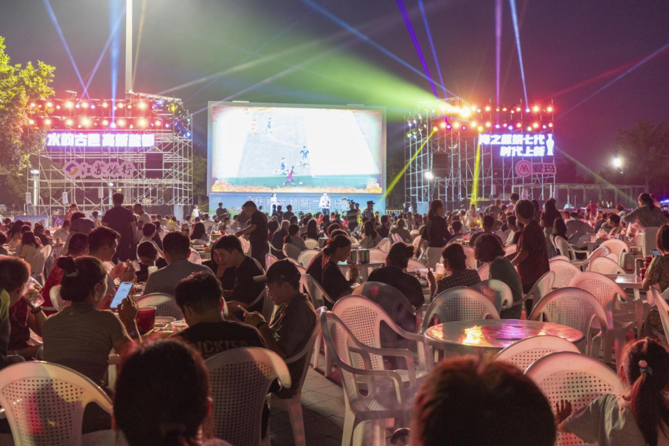 吾悦广场叠, 年轻人挥舞